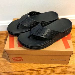 NWT- Fitflop Surfa Floral Lattice Toe Post Black Leather